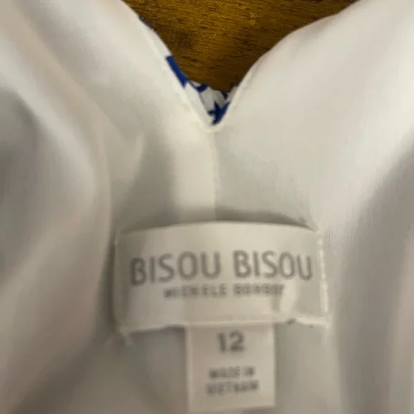 Bisou Bisou White Dress with Blue Accent and Gold Chain Neck - Picture 2 of 7